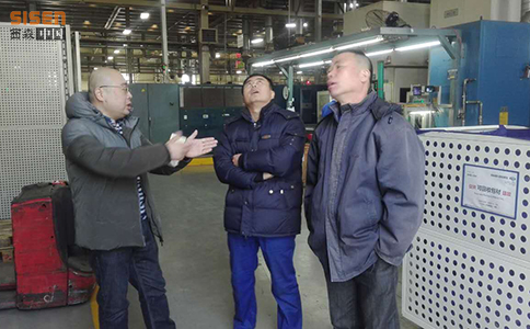 西森技術服務工程師與現場技術人員技術探討